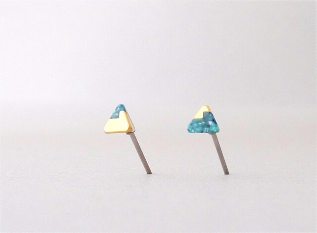 三角ピアス 苔x真鍮の画像1枚目