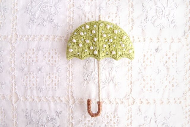 雨を待つ傘のブローチ うぐいす色の画像1枚目