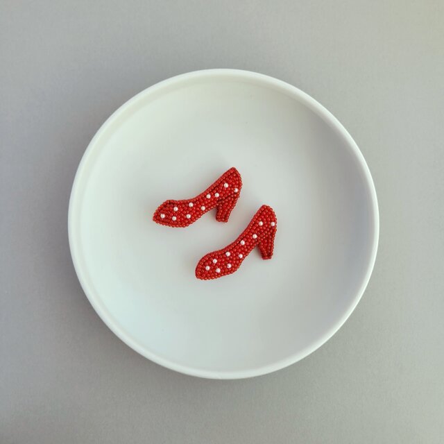 クツのブローチ　赤×ドット　
