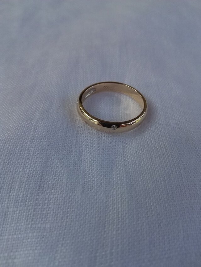 ダイヤメレの入った甲丸リングの画像1枚目