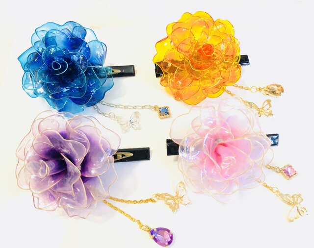優しいグラデーション色の薔薇ヘアクリップ☆ハンドメイド手編みクリップバラ 優しいグラデーション色の薔薇ヘアクリップ☆ハンドメイド手編み