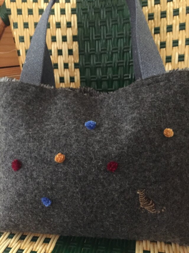 バッグ 糸玉と遊ぶ猫