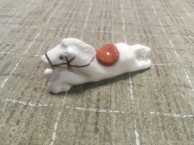 陶 うま 箸置き(白)の画像1枚目