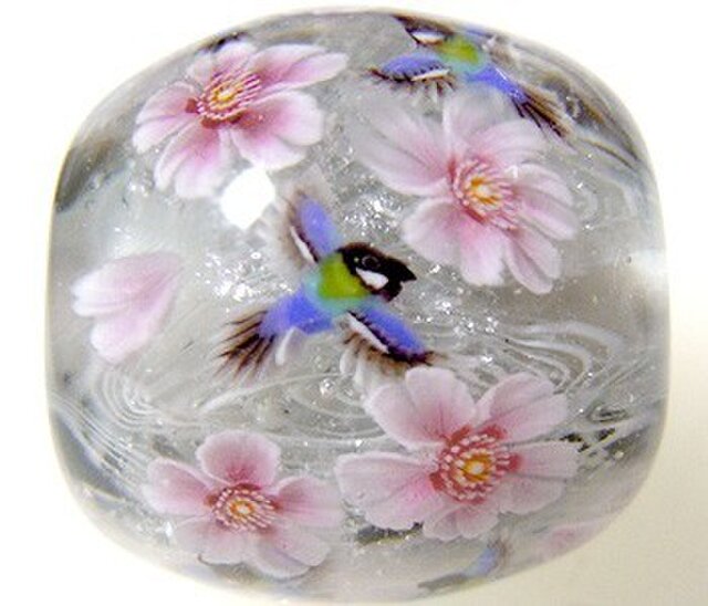 とんぼ玉 桜の花とシジュウカラのとんぼ玉の画像1枚目