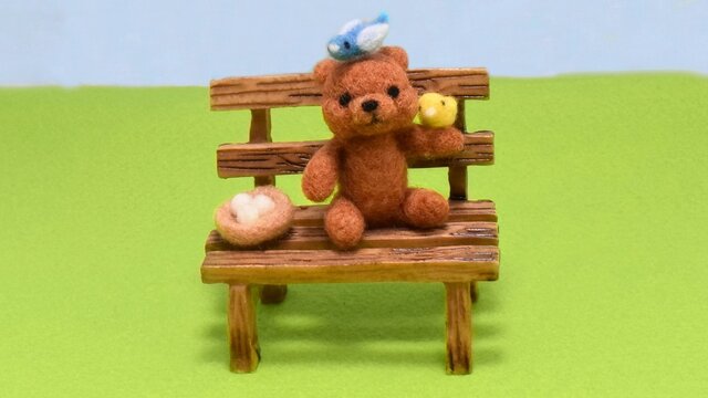 小鳥さんのお世話をする気の優しいコグマさんの画像1枚目