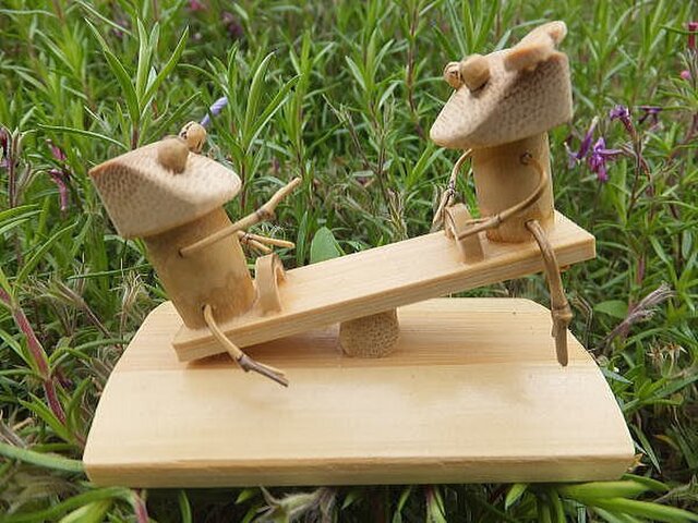 竹細工～カエル（シーソー） | iichi 日々の暮らしを心地よくする