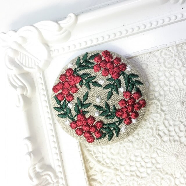 リネン 赤い実のリース 刺繍のブローチ 丸 50ミリ クリスマスバージョンの画像1枚目