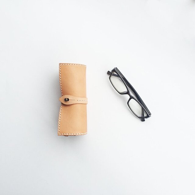 栃木レザーを使った巻物メガネケース　ヌメ革