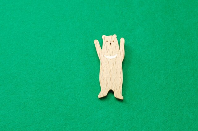 ツキノワグマ / クマ 木のブローチの画像1枚目