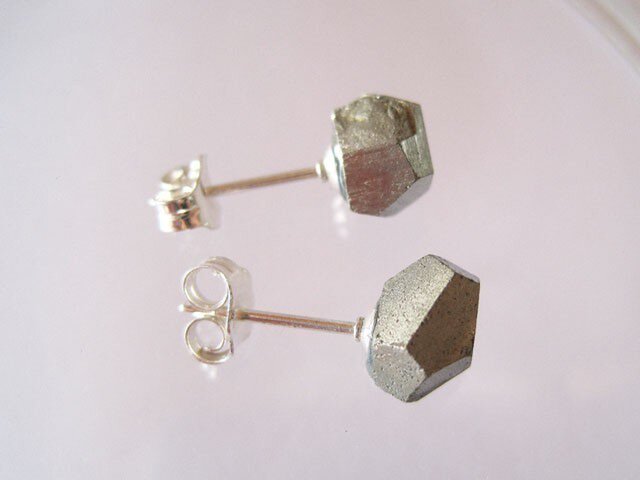パイライトの原石ピアス／Pyrite [SV925] | iichi 日々の暮らしを