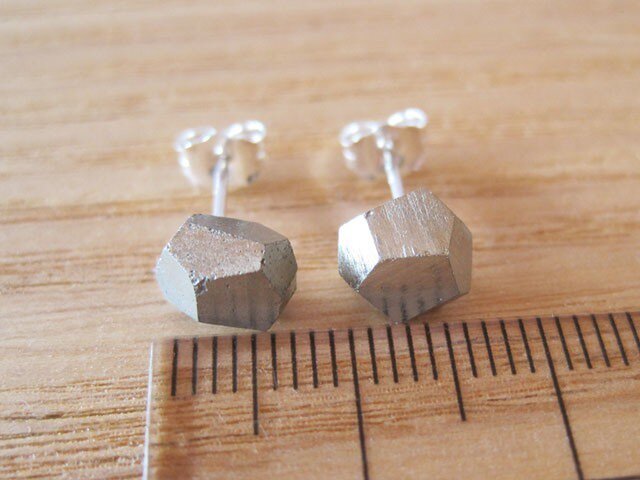 パイライトの原石ピアス／Pyrite [SV925] | iichi 日々の暮らしを