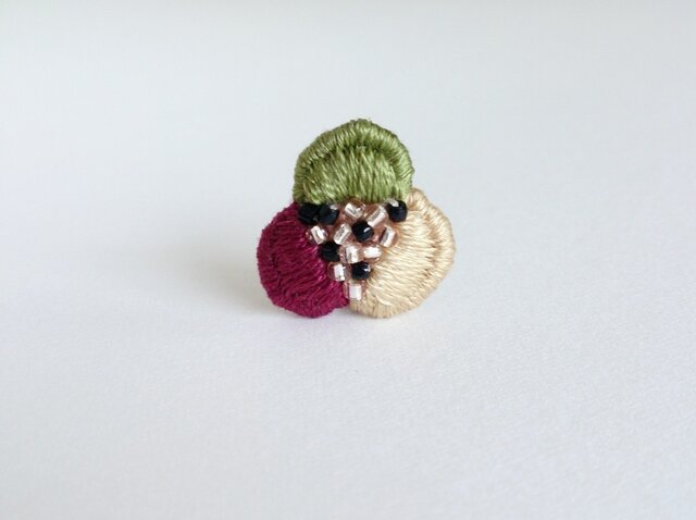 『3色花びらの手刺繍』ブローチ No.1の画像1枚目