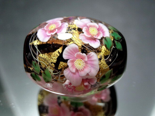 椿のとんぼ玉（ガラス玉）金箔入り | iichi 日々の暮らしを心地よく