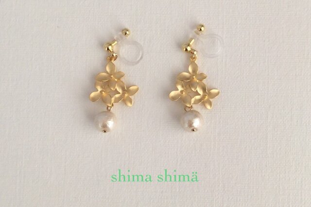 ■□マットゴールドフラワー×コットンパール ノンホールピアス イヤリング/ピアスの画像1枚目