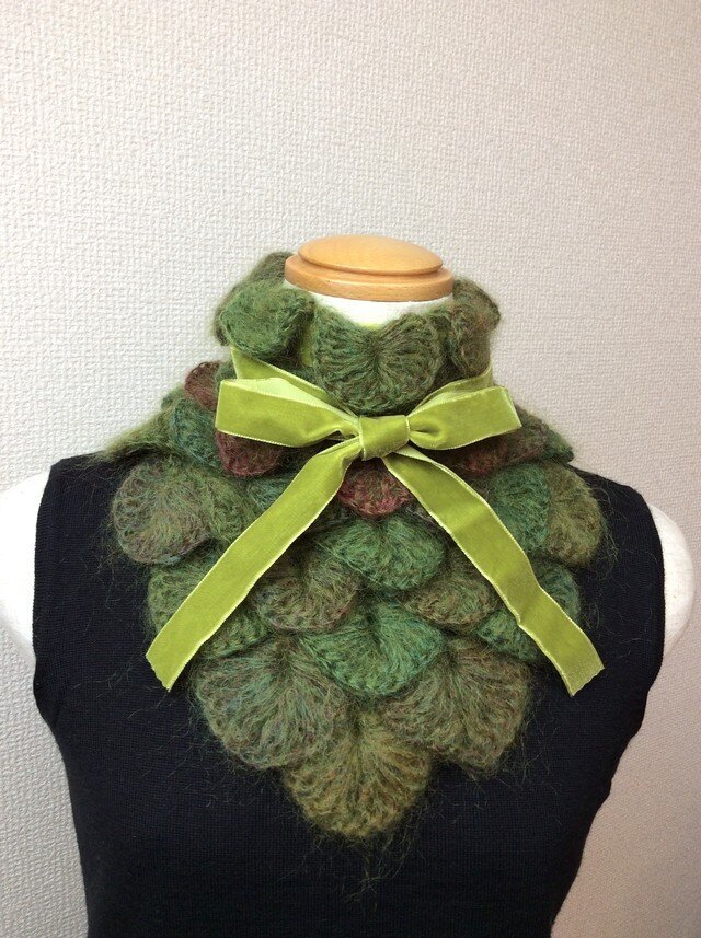 うろこ編みのサンカクミニマフラー うぐいす色の画像1枚目