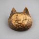 木彫りの細目猫ブローチの画像