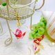 A13 虹色花柄 白折り鶴の和ピアスの画像