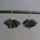 ビーズの△花びらピアス：blackの画像