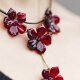 red flowers necklaceの画像