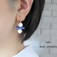 割り算ピアス 白÷青（イヤリング変更可）の画像
