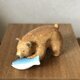 北海道の木工作家が陶芸で作った、「木彫りの熊」ならぬ「土練り（？）の熊」の画像