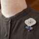 Little Flower＊ビーズ刺繍ブローチ（white＆blue）│スノーホワイトとブルーの小さなお花│ポピーの画像