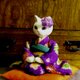 紫の振袖に紫の花簪でおめかしの猫のお嬢さん　紅絹の座布団付の画像