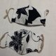 白地に紺色の花模様のマスクの画像