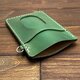 牛革のシンプルな窓付きパスケース縦型（緑×白ステッチ）