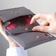 （残りわずか）小銭が取り出しやすい！軽くてコンパクトな財布 - Short Wallet - グレー - ：カレン クオイルの画像
