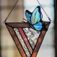 「ステンドグラスの青い蝶のサンキャッチャー／ピンク」　幸せを運ぶ　ステンドグラスパネル　オブジェの画像