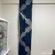 ポップなボタンアートのタペストリーの画像