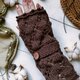 チョコレート色の飾りベルト付き透かし編みハンドカバーの画像