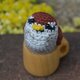 コットン糸で編んだ子すずめの編みぐるみといちょうの木のマグカップの画像