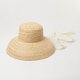 夏 レトロなフラットトップの垂れたつばのハット ベージュの紐がついた麦わら帽子の画像