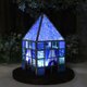 【ネコがいるカラフルなお家／ブルー】ステンドグラス・ランプ（LEDライト付）の画像