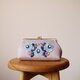 くすみラベンダーリネン　水色花刺繍　ポーチL