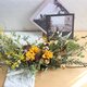 八重咲チューリップとミモザのホリゾンタルリースの画像