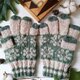 やわらかな緑の花模様編みスマホ対応手袋の画像