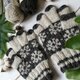 白と濃灰色の花模様編みスマホ対応手袋の画像