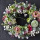 グリーンとワインレッドの花　リース　白い実をそえて：緑　白　葉　ワインレッド　ピンク　ラナンキュラス　実　の画像