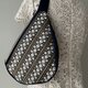 インド刺繍のスリングバッグの画像