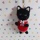 赤い服着た 黒猫 ストラップ　　羊毛の画像