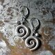 アイ模様刻印入り渦巻きカレンシルバーとインドシルバー鈴のピアス