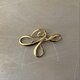 Vintage 80s-90s retro gold tone classical design brooch