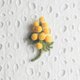 かぎ針で編んだブローチ　ミモザ　軽いコサージュ　刺繍糸２本どり　4