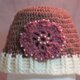 ピンクのお花（パールビーズ）モチーフ付き帽子の画像