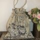 ベージュの花柄の巾着バッグの画像