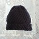 毛１００％　ななめ編みのニット帽子（黒色・模様入り）の画像